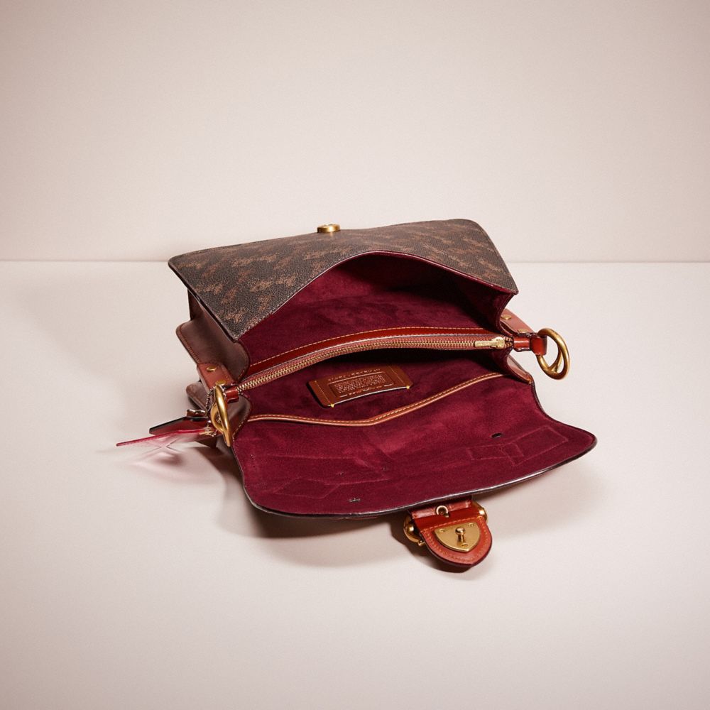 Beat shoulder bag in signature discount canvas with horse and carriage print