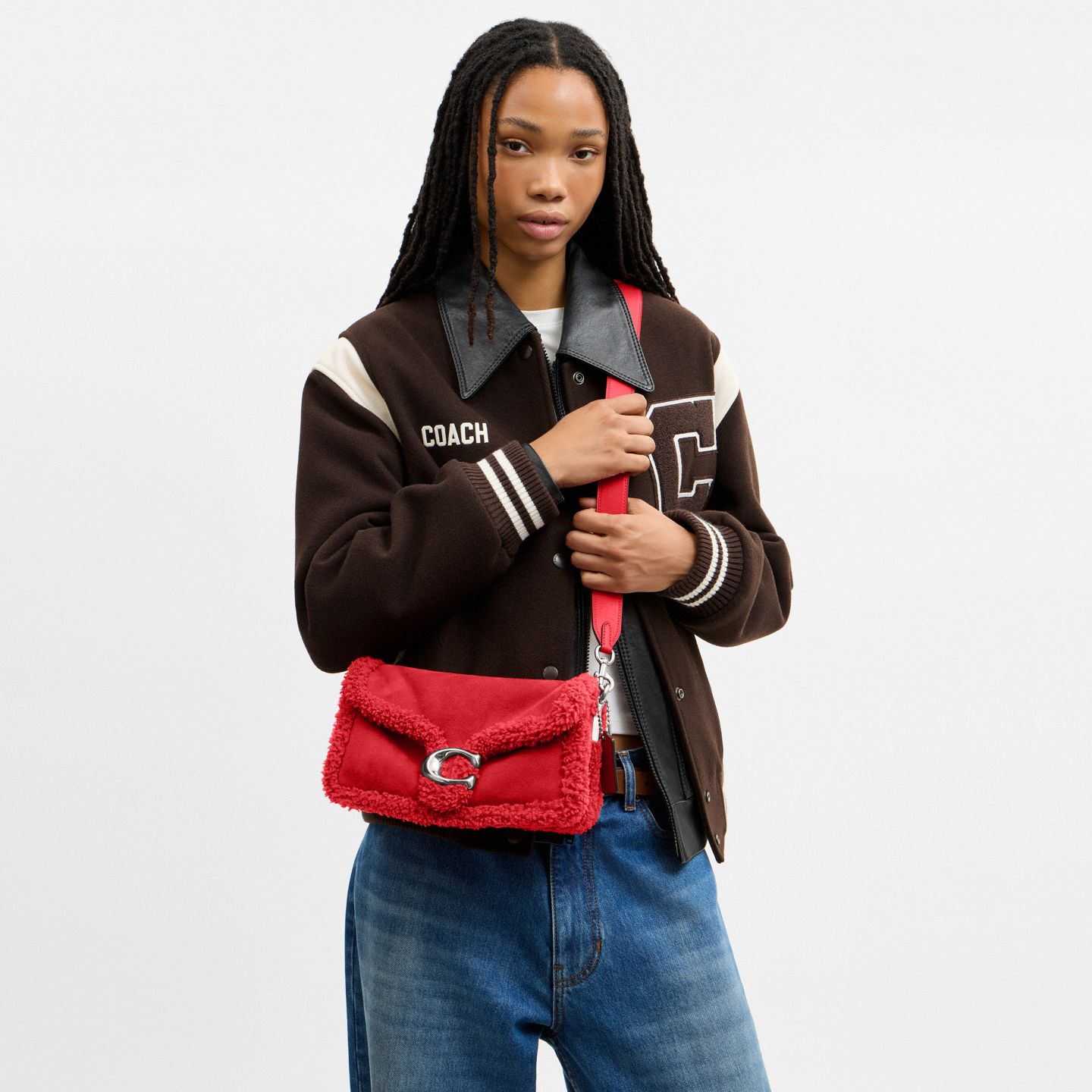 Женская сумка Coach Tabby Shoulder Bag 26, Inspired by PinkPantheress, цвет: Состаренный золотой / Красный — фото 7