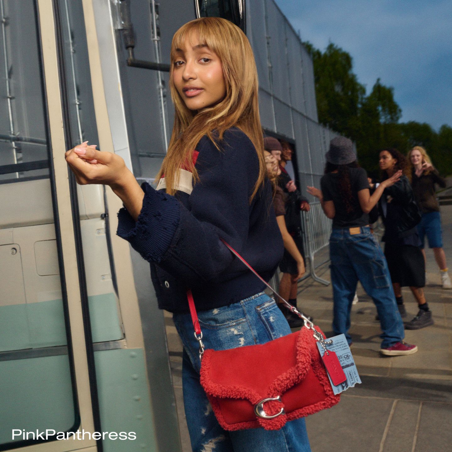 Женская сумка Coach Tabby Shoulder Bag 26, Inspired by PinkPantheress, цвет: Состаренный золотой / Красный — фото 8