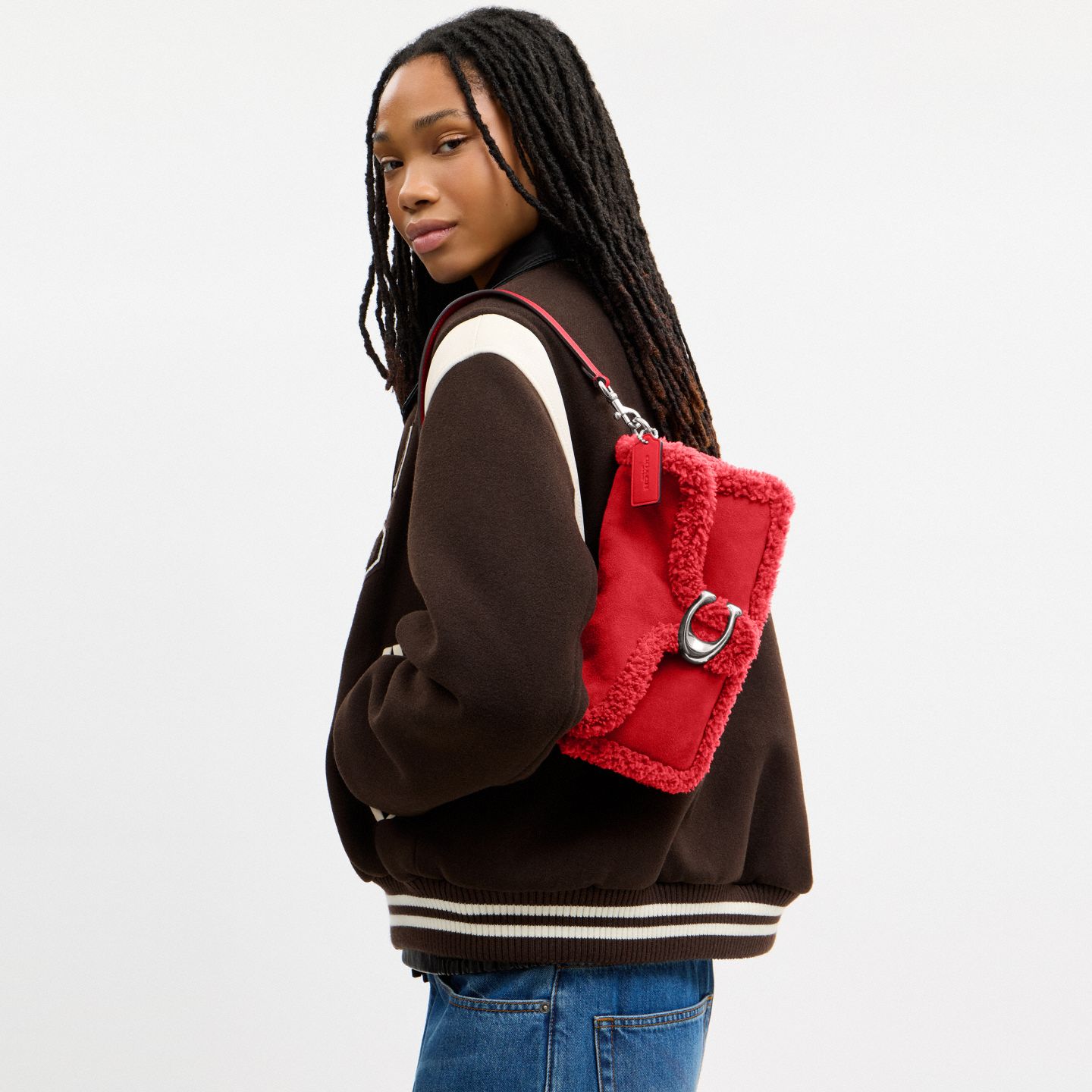 Женская сумка Coach Tabby Shoulder Bag 26, Inspired by PinkPantheress, цвет: Состаренный золотой / Красный — фото 9