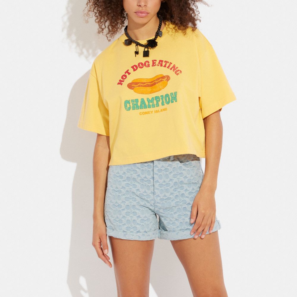 公式】COACH – コーチ | ホット ドッグ クロップド Tシャツ