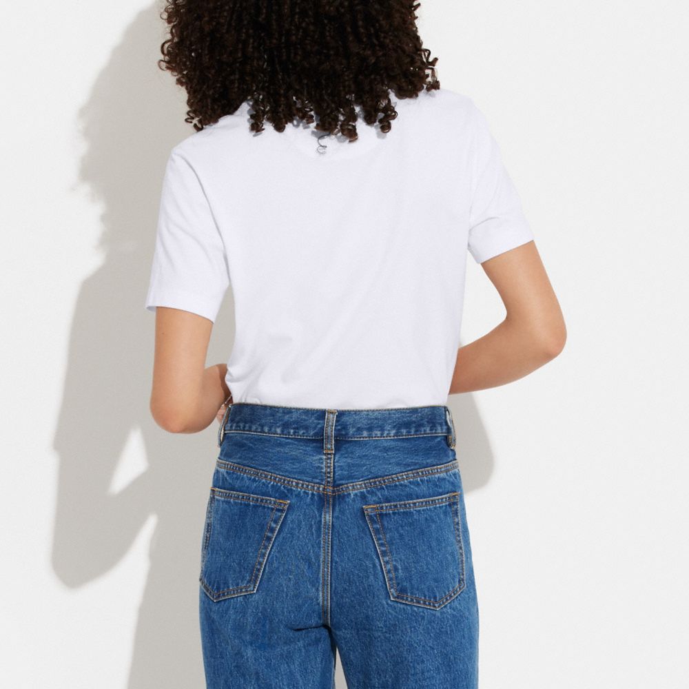 公式】COACH – コーチ | フローラル バッジ Tシャツ
