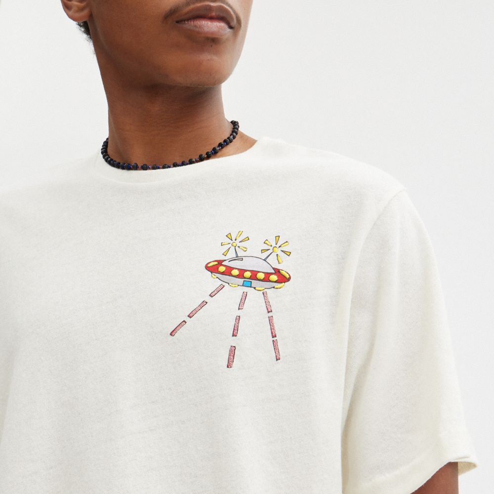 公式】COACH – コーチ | 【COACH X OBSERVED BY US】Tシャツ