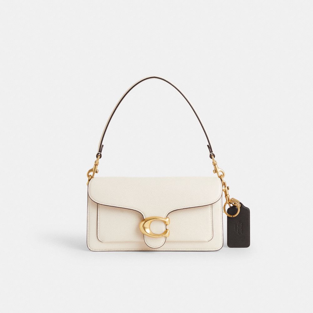 COACH®,BRELOQUE POUR SAC AVEC ÉTIQUETTE RÉINVENTÉE,Cuir,Noir,Angle View