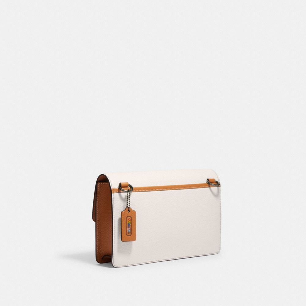 【Coach 】パッチ付きターナー フラップ クロスボディ  CJ515 公式】コーチアウトレット | ターナー フラップ クロスボディ