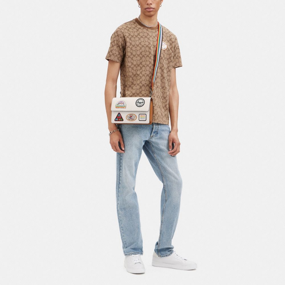 【Coach 】パッチ付きターナー フラップ クロスボディ  CJ515 公式】コーチアウトレット | ターナー フラップ クロスボディ