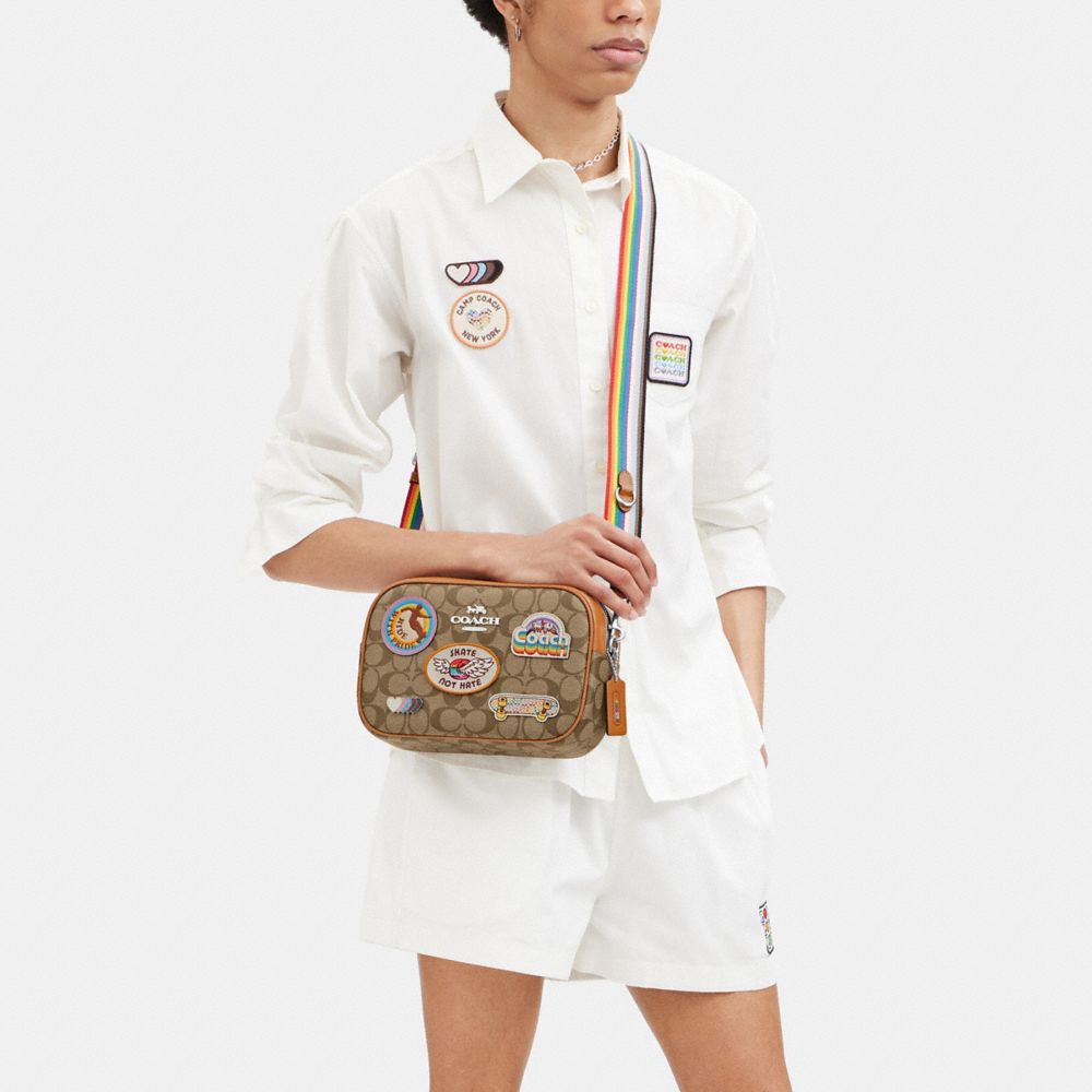 COACH®,SAC POUR APPAREIL PHOTO JAMIE EN TOILE SIGNATURE AVEC ÉCUSSONS,Toile,Argent/Kaki Multi,Detail View