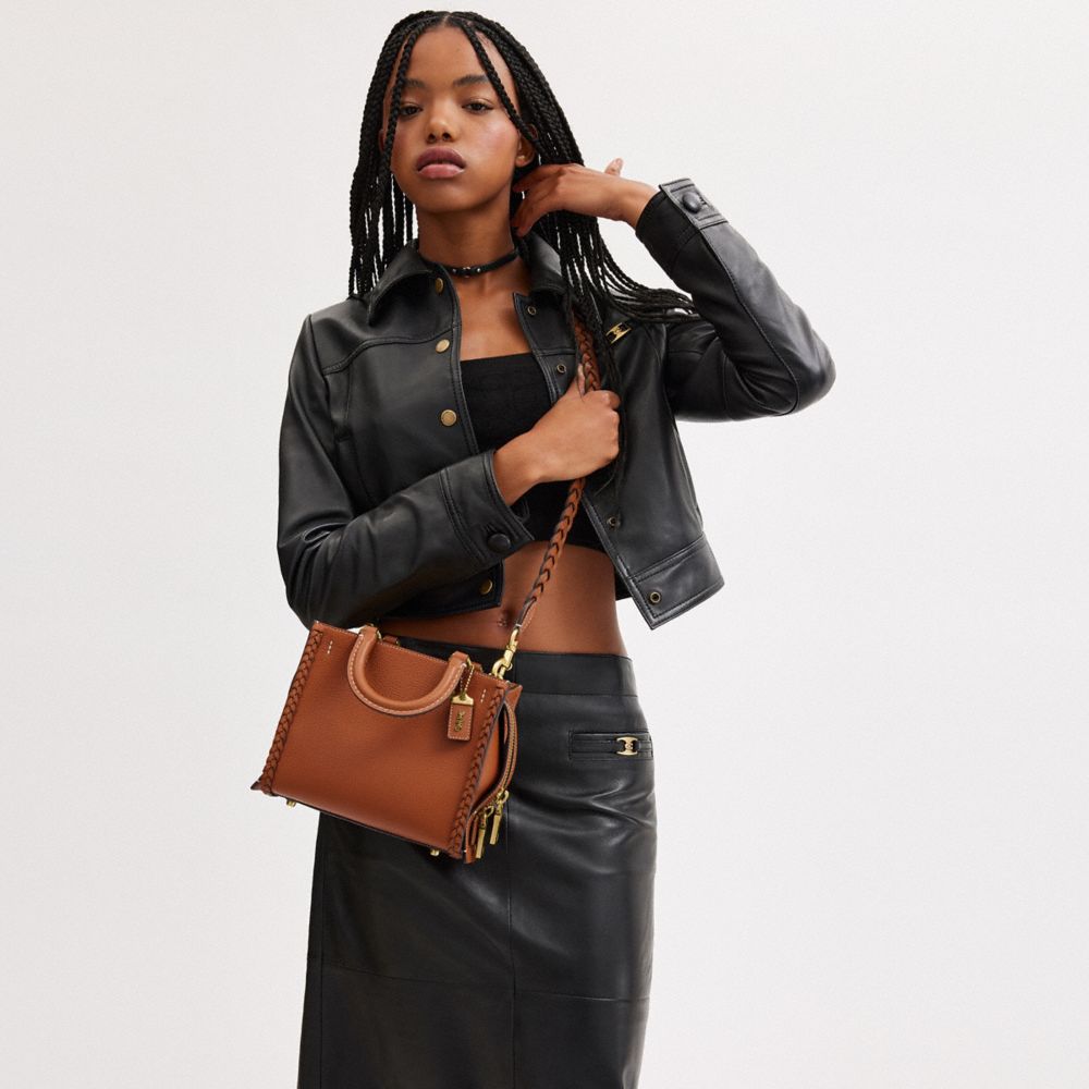 COACH®,ROGUE 20 AVEC TRESSE,Cuir galet,Laiton/Ambre polie,Detail View