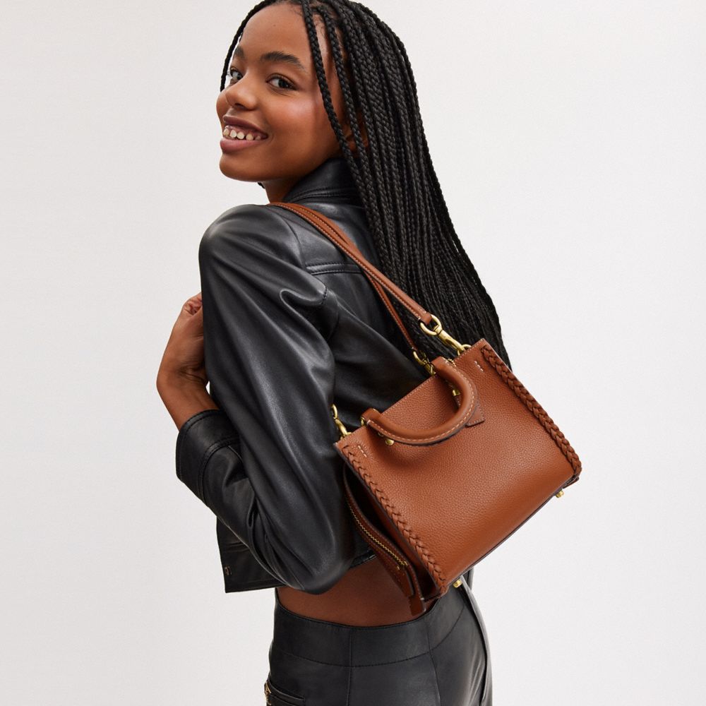 COACH®,ROGUE 20 AVEC TRESSE,Cuir galet,Laiton/Ambre polie,Detail View