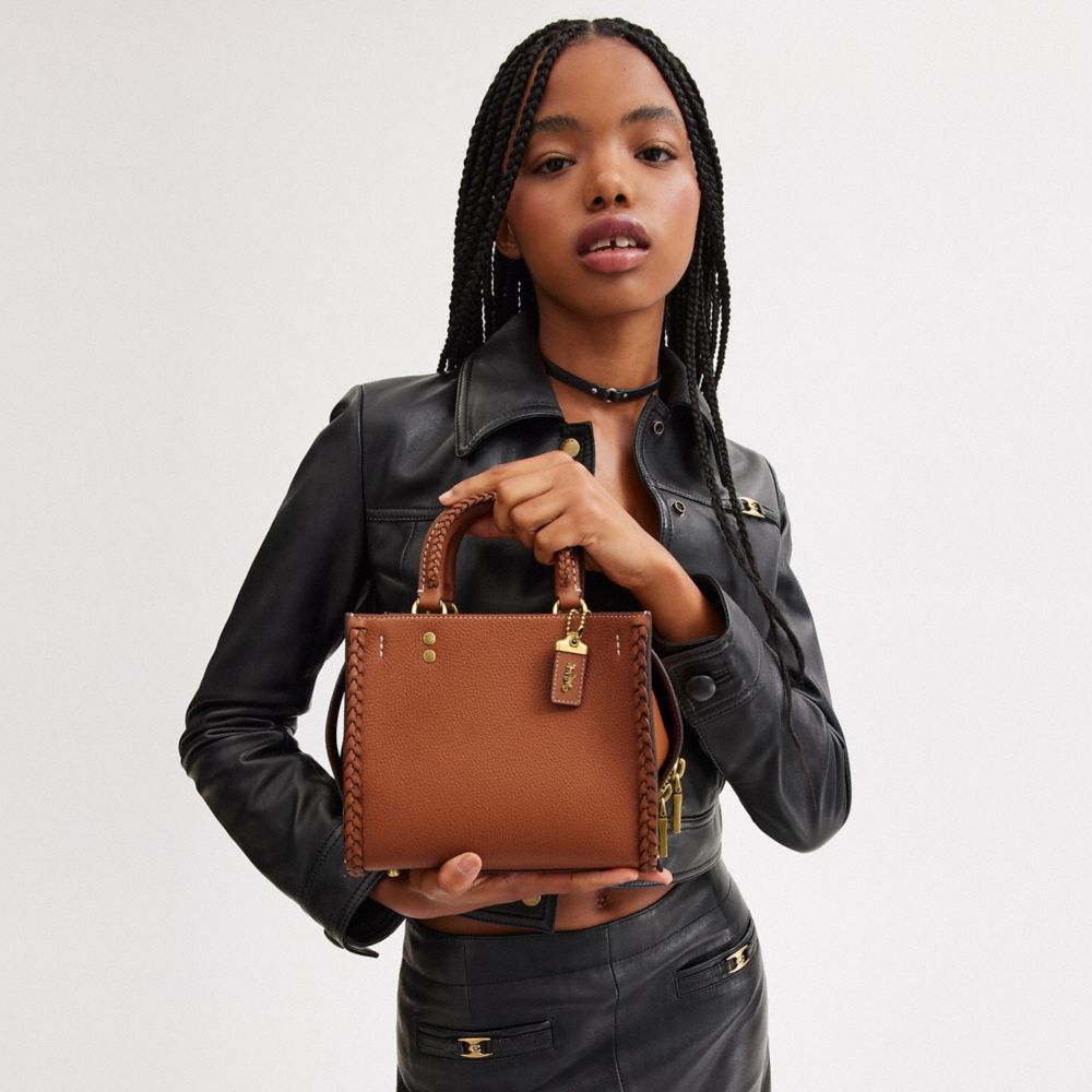 COACH®,ROGUE 20 AVEC TRESSE,Cuir galet,Laiton/Ambre polie,Detail View
