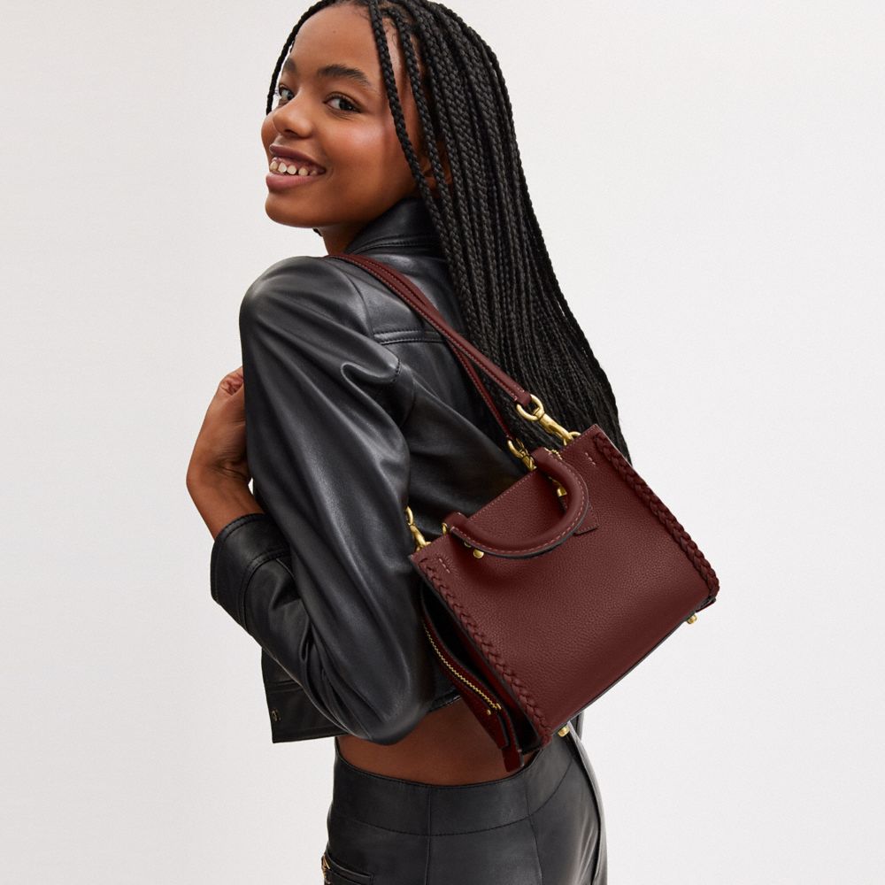 COACH®,ROGUE 20 AVEC TRESSE,Cuir galet,Laiton/Rouge vin,Detail View