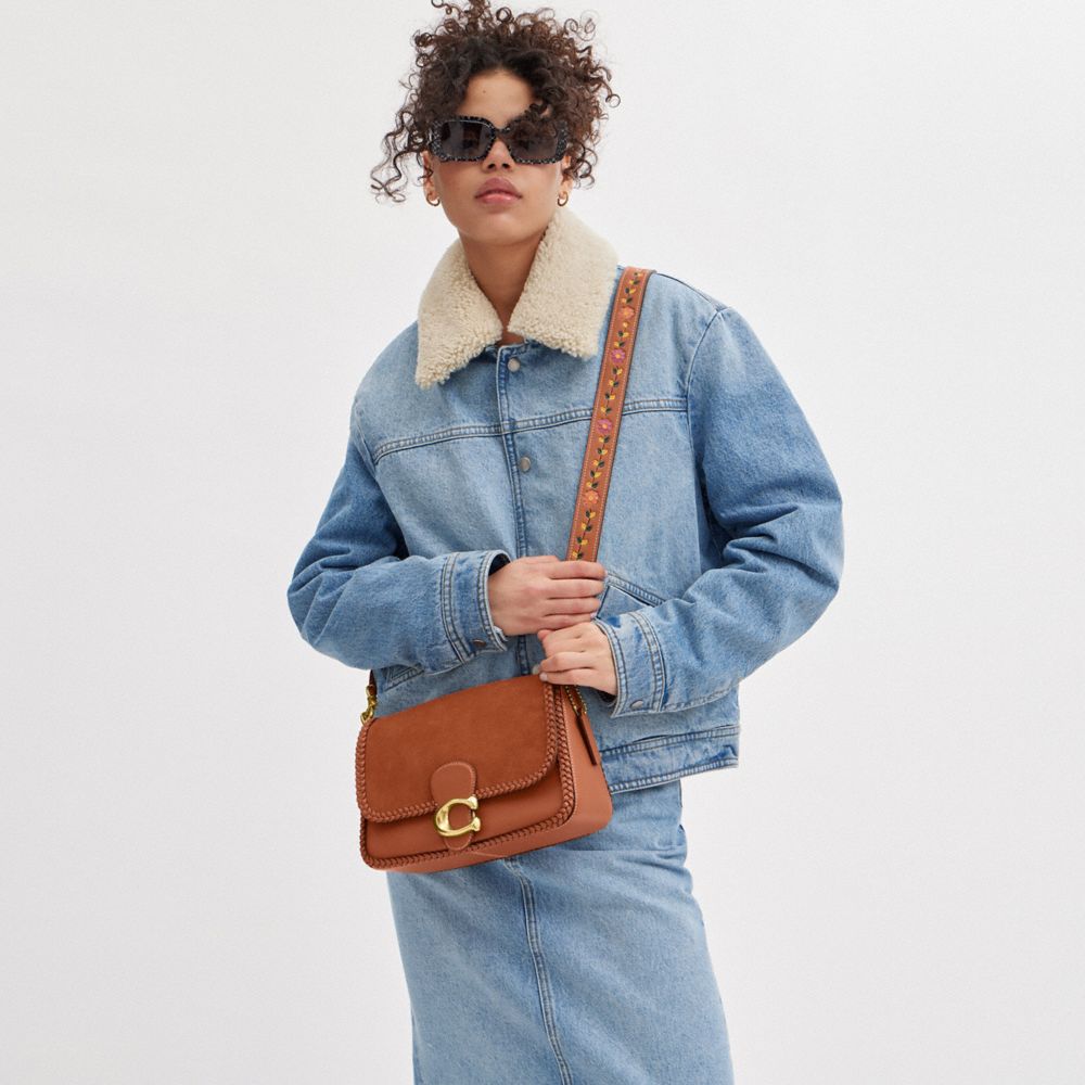 COACH®,SAC PORTÉ-ÉPAULE DOUX TABBY AVEC TRESSE,Cuir/daim,Laiton/Ambre polie,Detail View