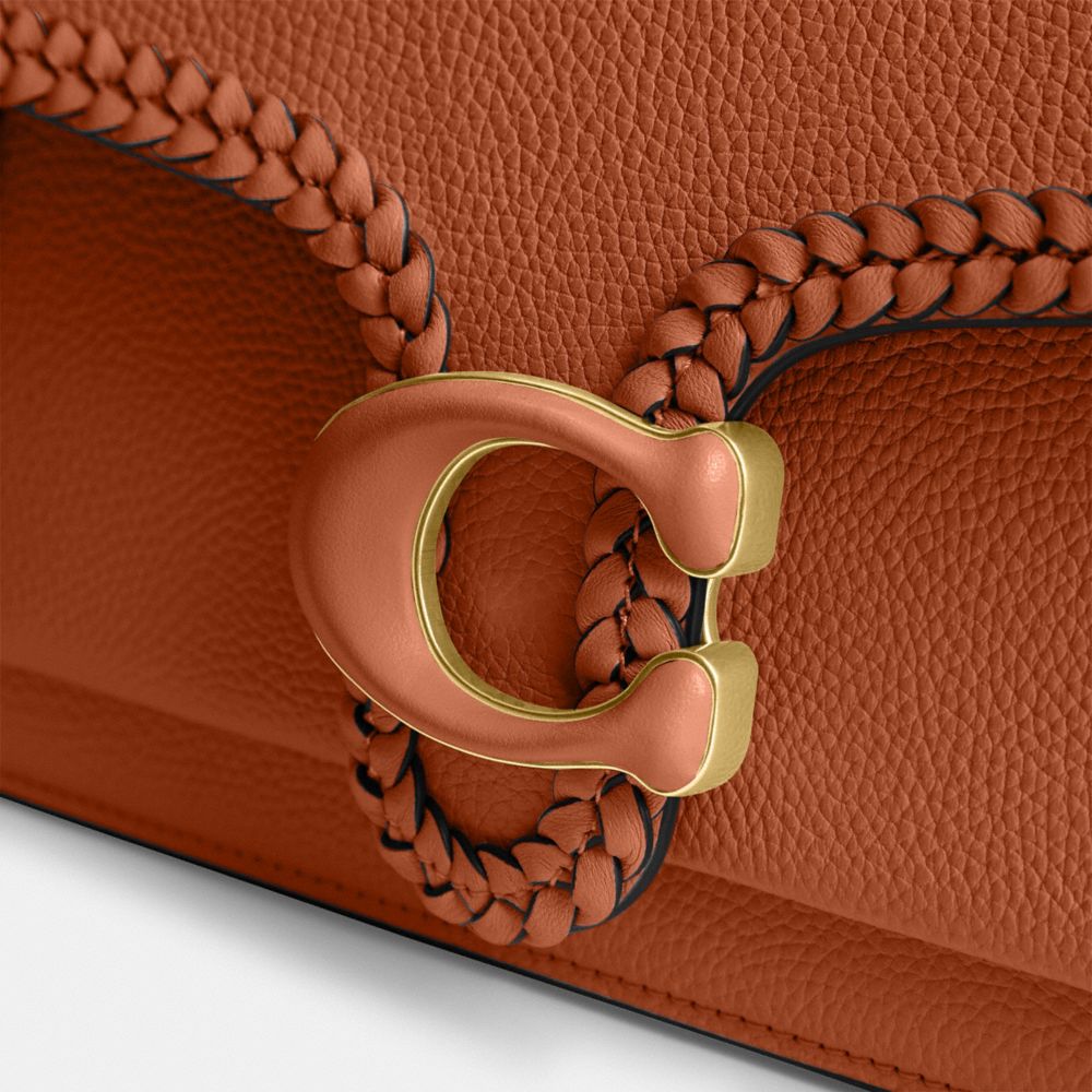 COACH®,SAC ÉPAULE TABBY 26 AVEC ÉLÉMENTS TRESSÉS,Cuir galet poli,Laiton/Ambre polie,Closer View