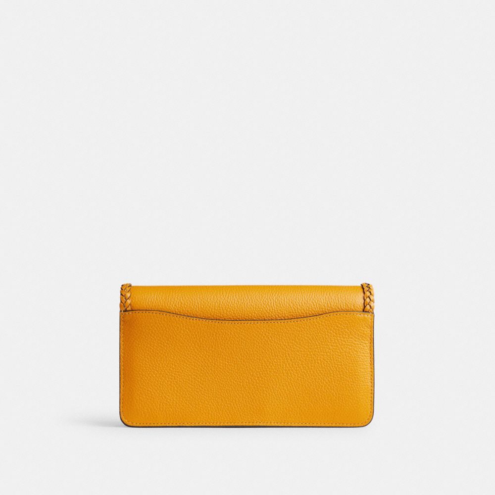 COACH®,POCHETTE TABBY À CHAÎNE AVEC ÉLÉMENT TRESSÉ,Cuir galet poli,Laiton/Bouton d’or,Back View