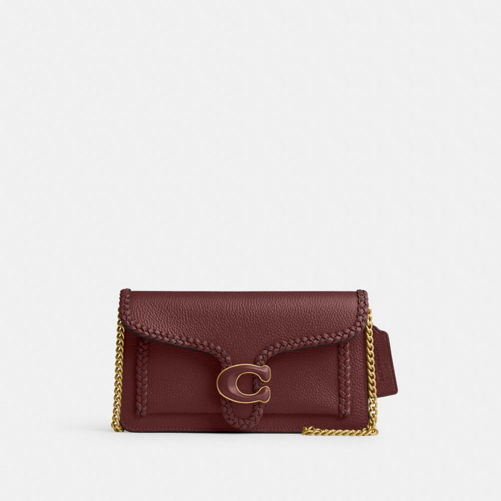 COACH®,POCHETTE TABBY À CHAÎNE AVEC ÉLÉMENT TRESSÉ,Cuir galet poli,Laiton/Rouge vin,Front View