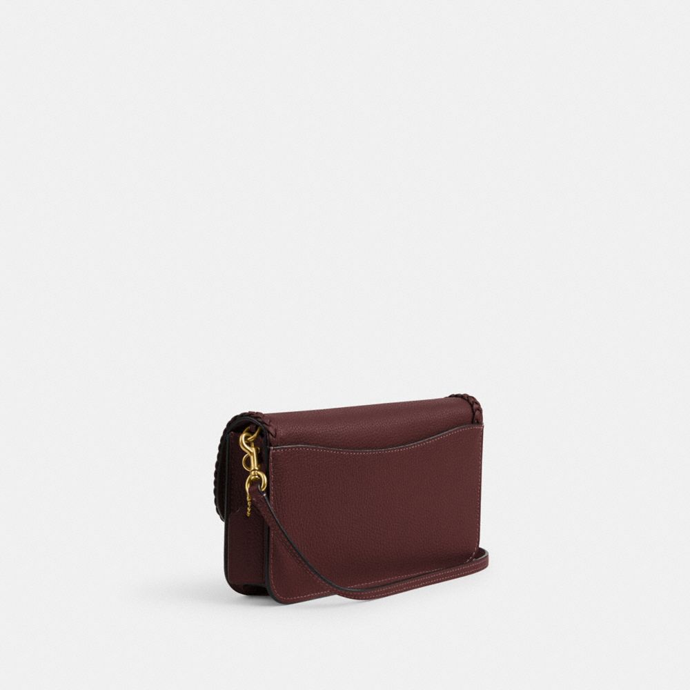 COACH®,POCHETTE TABBY À CHAÎNE AVEC ÉLÉMENT TRESSÉ,Cuir galet poli,Laiton/Rouge vin,Angle View