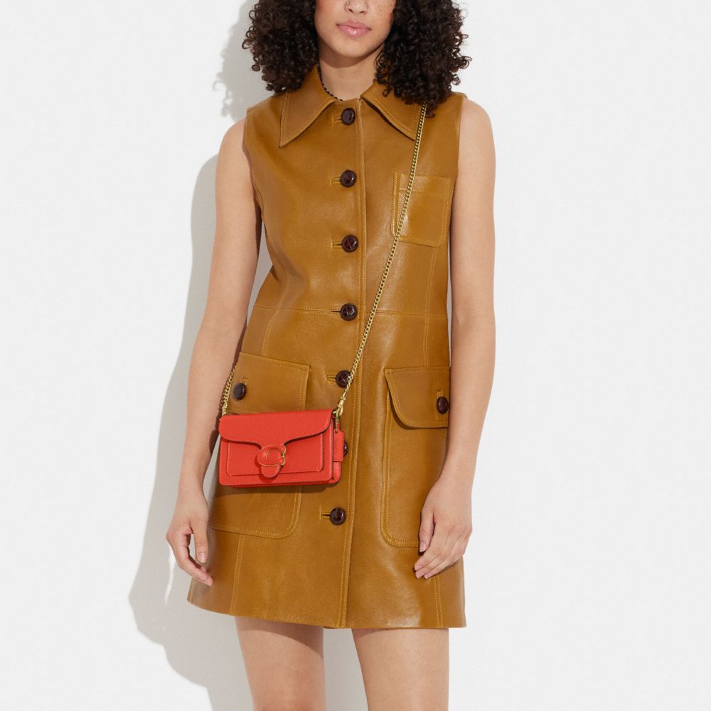 COACH®,BRACELET À BANDOULIÈRE TABBY,Cuir galet poli,Laiton/Orange soleil,Detail View