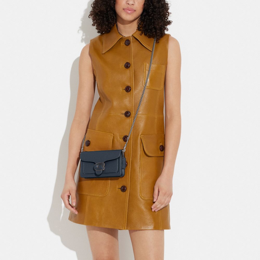 COACH®,BRACELET À BANDOULIÈRE TABBY,Cuir galet poli,Argent/Denim,Detail View