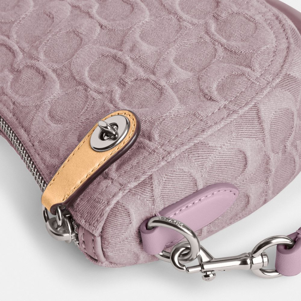 COACH®,SWINGER 20 EN DENIM SIGNATURE,Denim,Argent/Pourpre pâle,Closer View