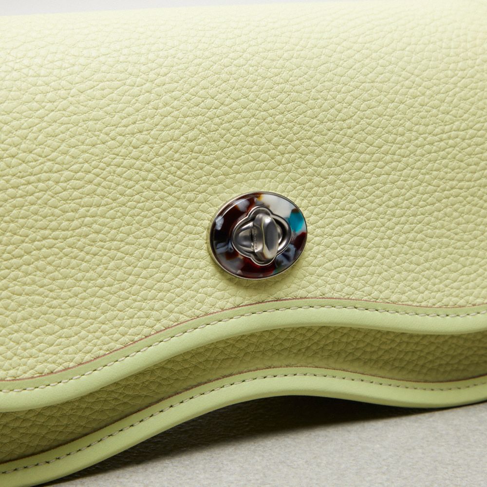 COACH®,Sac Dinky à motif ondulé en cuir Coachtopia,Cuir Coachtopia,Limette pâle,Closer View