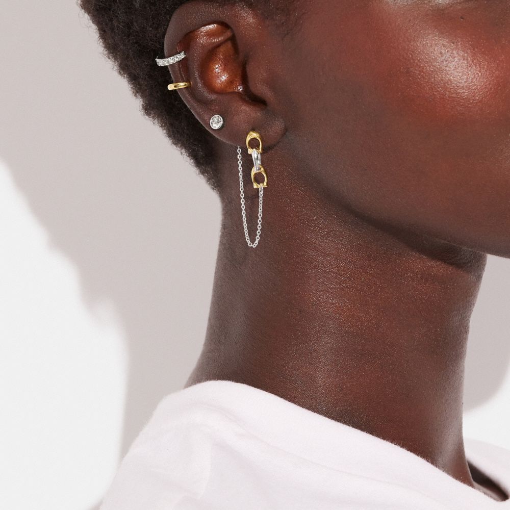 COACH®,ENSEMBLE DE BOUCLES D’OREILLE EMPILÉES AVEC CHAÎNE EN MÉLANGE DE MÉTAUX SIGNATURE,Laiton plaqué,Or/Argenté,Detail View