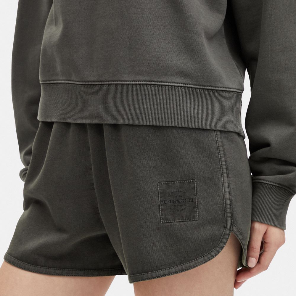 COACH®,SHORT EN MOLLETON RÉTRO TEINT EN PIÈCE,Gris fumée,Detail View