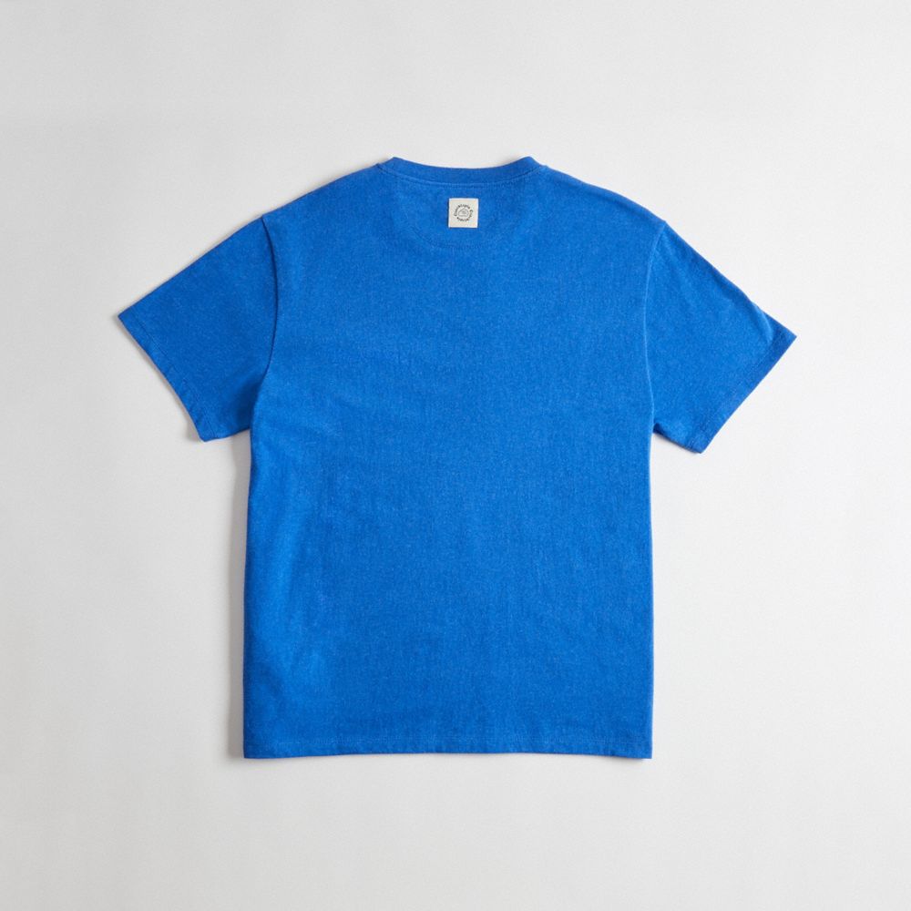 COACH®,T-shirt décontracté 95 % coton recyclé : Partons en voyage,95 % coton recyclé,Bleu multi,Back View