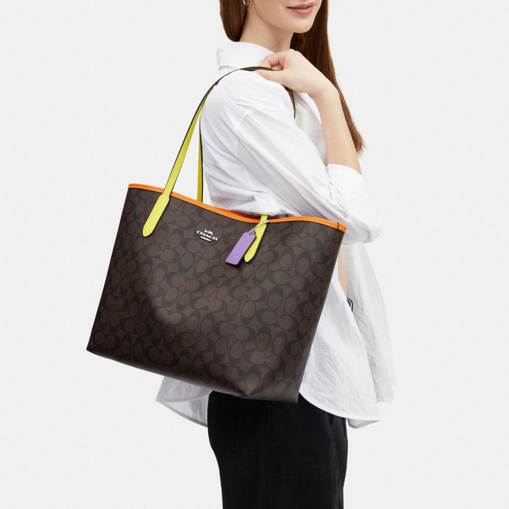 Coach City Tote in Signature Canvas – Club de Mode