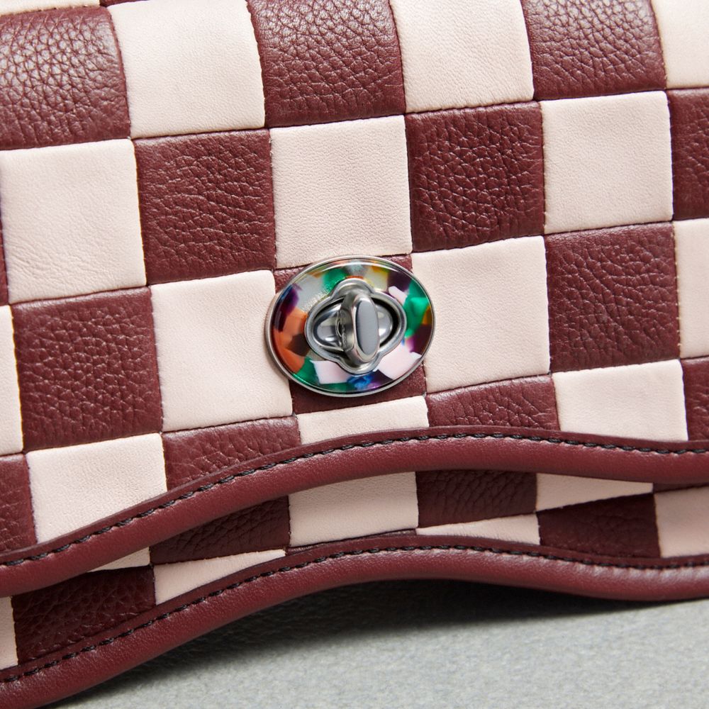 COACH®,Sac à motif ondulé Dinky à damier en cuir Upcrafted,CUIR RETRAVAILLÉ,Damier,Rouge vin/Rose,Closer View