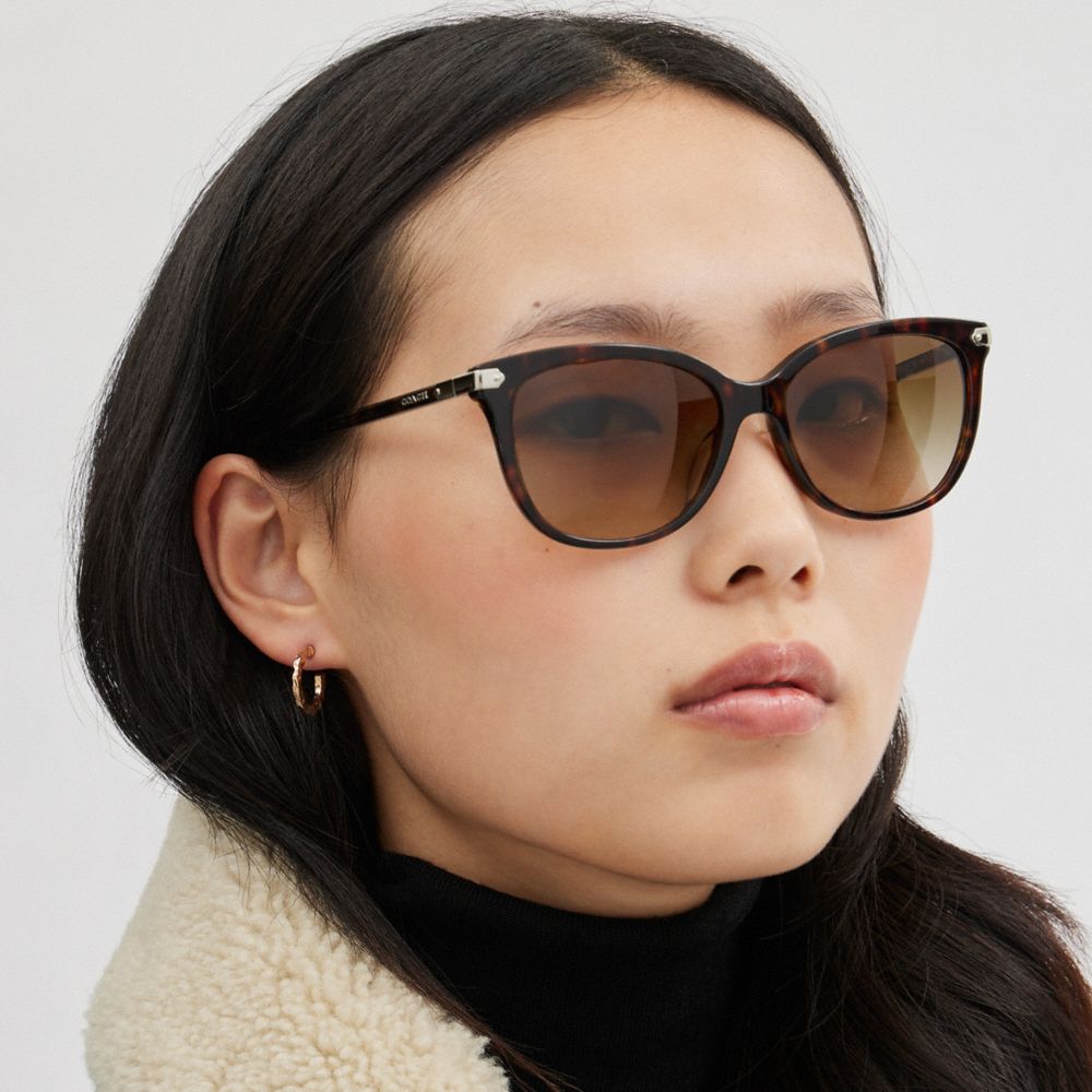 COACH®,LUNETTES DE SOLEIL CARRÉES AVEC ÉTIQUETTE ENVELOPPANTE,Écaille de tortue sombre,Angle View