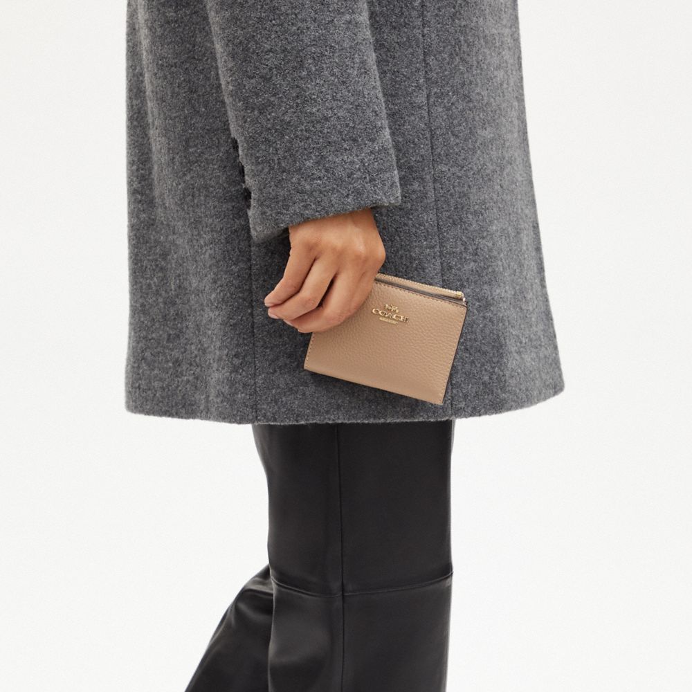 COACH®,PORTEFEUILLE À DEUX VOLETS,Cuir maroquiné,Or/Taupe,Detail View
