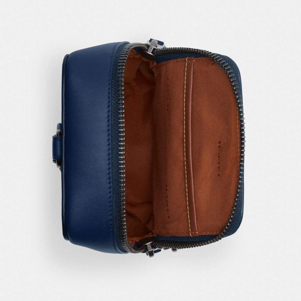 Gotham Sling Pack 13 ゴッサム スリング パック ★名入れ可 COACH® | Gotham Sling Pack 13 In Signature Canvas