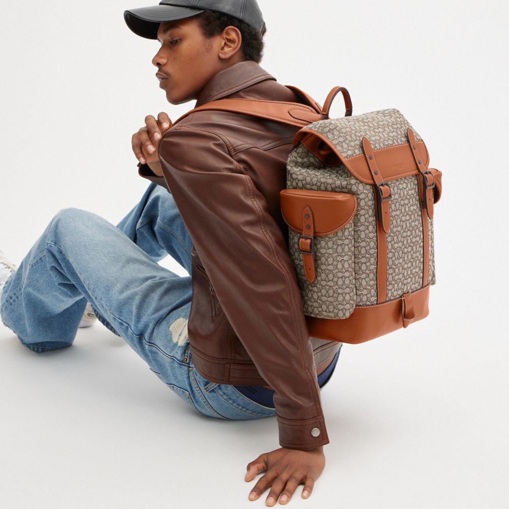 COACH®,SAC À DOS HITCH EN JACQUARD MICRO SIGNATURE,Tissu jacquard exclusif,Cacao/Ambre poli,Detail View