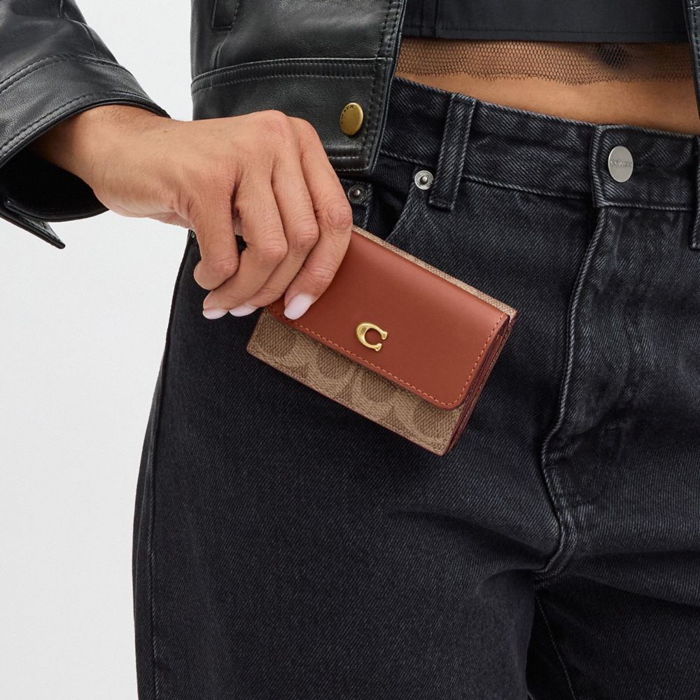 COACH®,ミニ トライフォールド ウォレット・シグネチャー キャンバス,ミニ財布(二つ/三つ折り),ﾌﾞﾗｽ/ﾀﾝ ｷｬﾗﾒﾙ