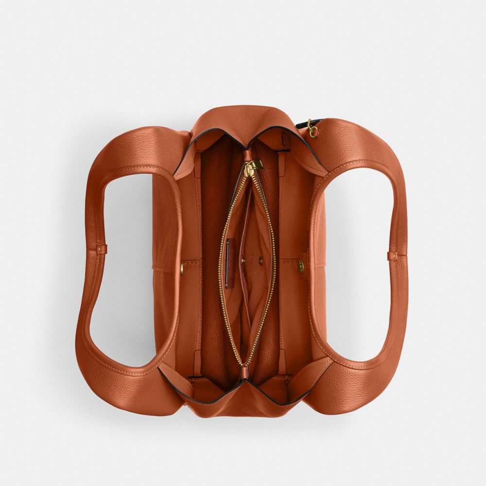 COACH®,LANA SHOULDER BAG,Cuir galet poli,Laiton/Ambre polie,Inside View,Top View