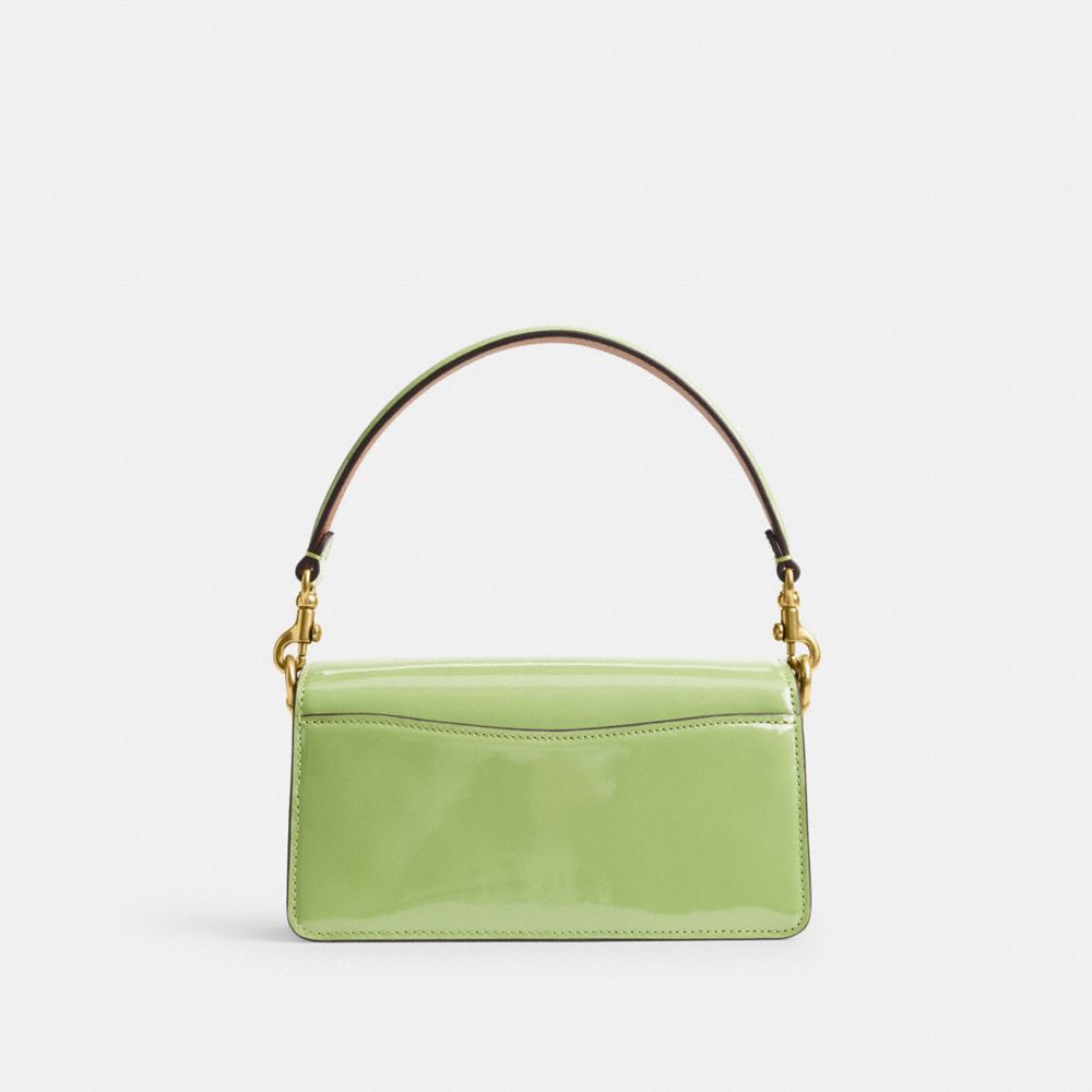 COACH®,PORTÉ-ÉPAULE TABBY 20 EN CUIR SIGNATURE,Cuir verni,Laiton/Vert,Back View