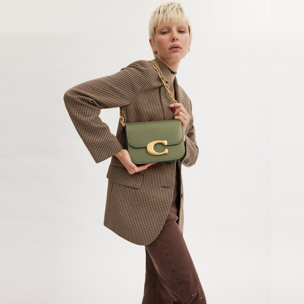 COACH®,SAC IDOL,Cuir de veau raffiné luxueux,Laiton/Mousse,Detail View