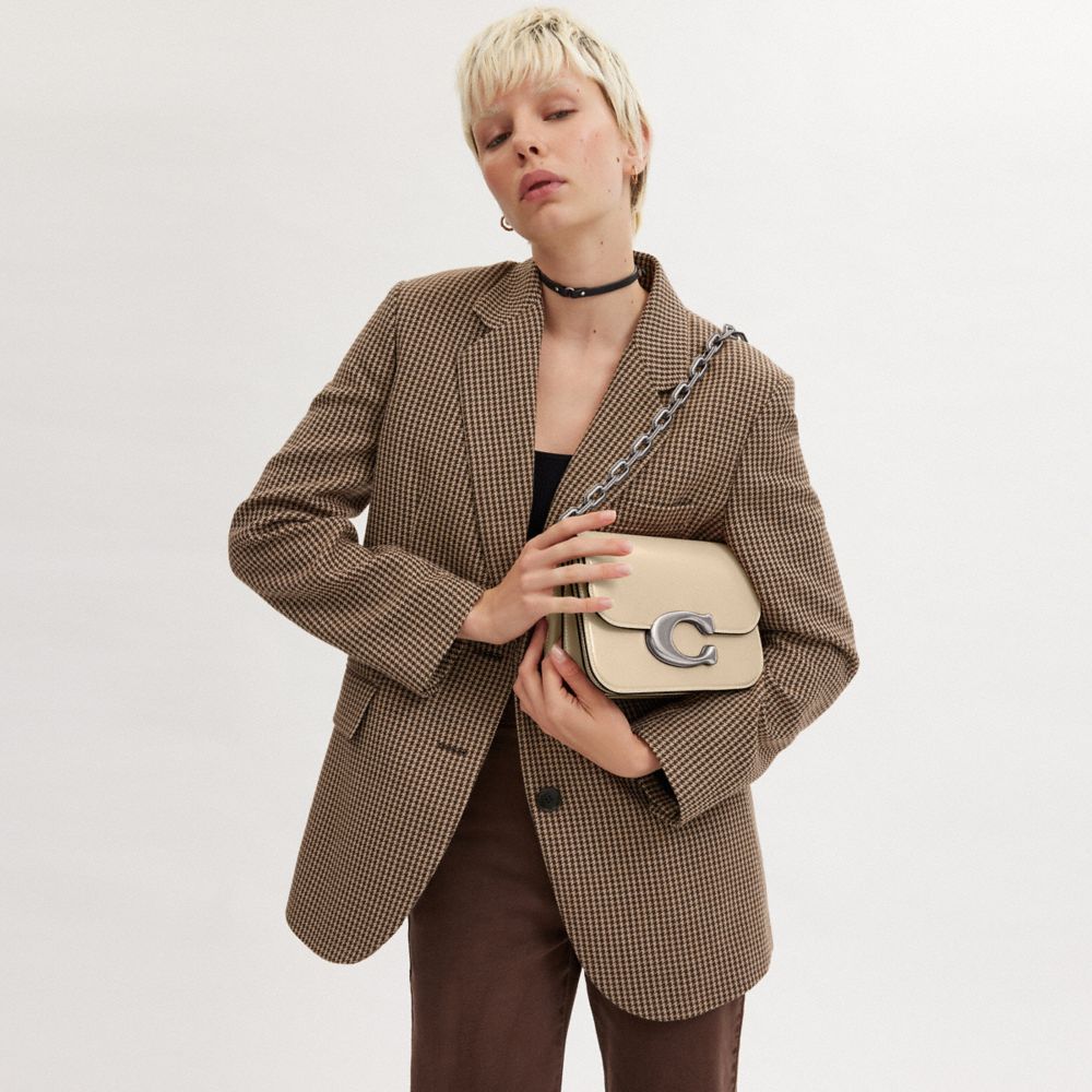 COACH®,Idol Bag,Calfskin Leather,Lining Leather,Shoulder Bag,Logo,Metal,Pen Holder,Gold Metal,Day Party,Beige,Detail View