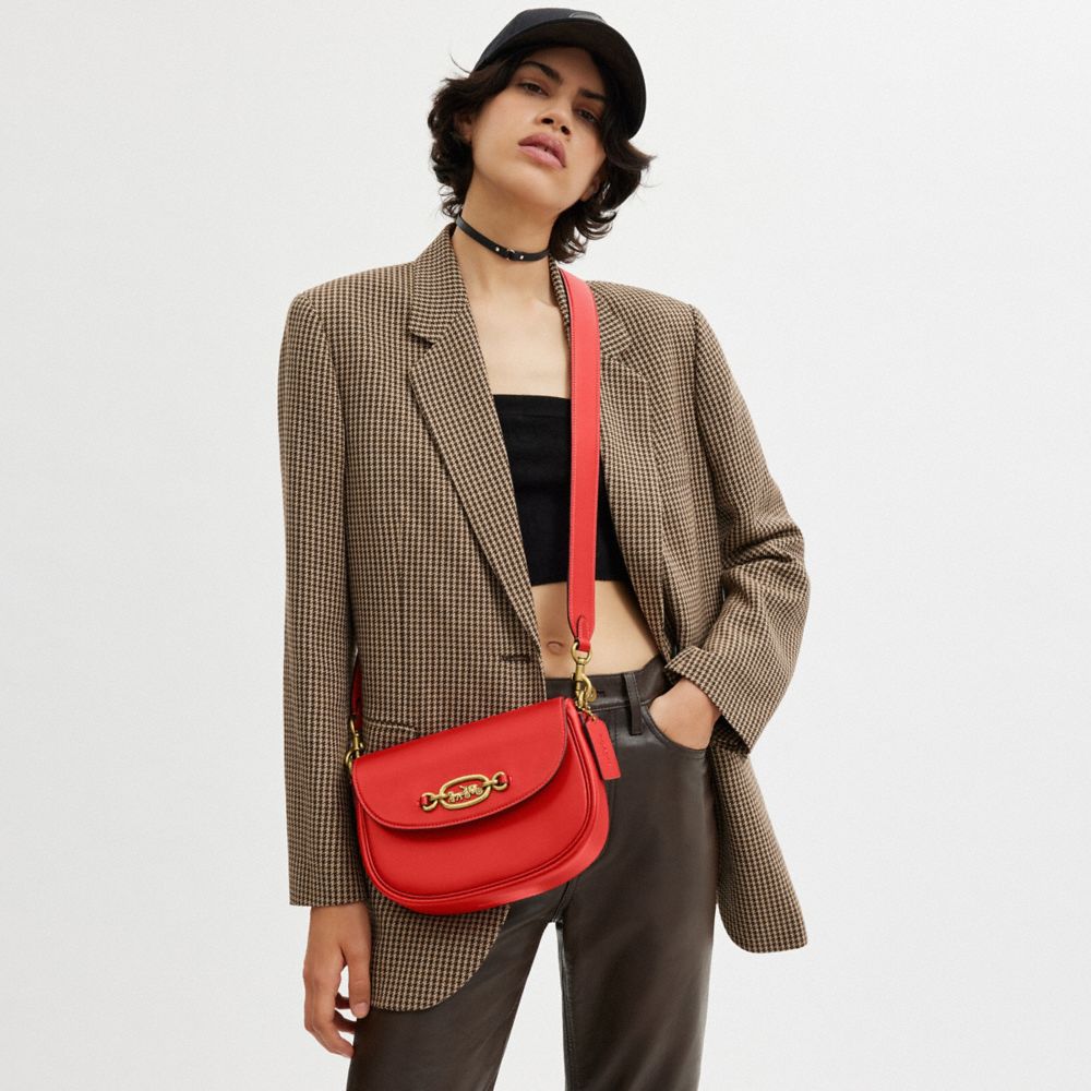 COACH®,SAC PORTÉ-CROISÉ HARLEY,Cuir tanné,Laiton/Rouge sport,Detail View