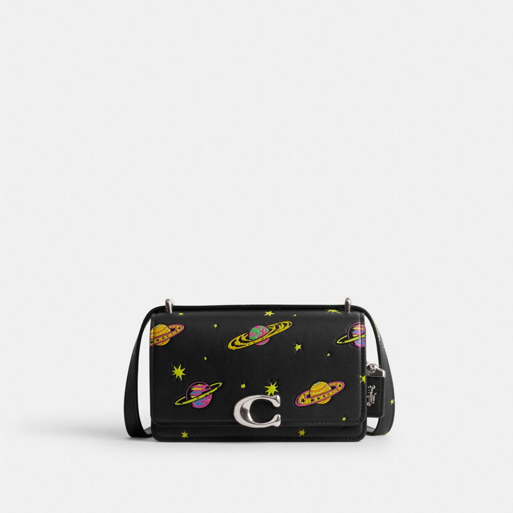 Bolso cruzado Cosmic Bandit con estampado de planeta de Coach