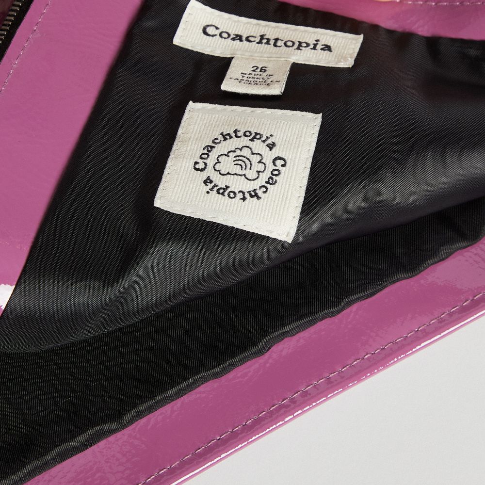 COACH®,Minijupe Wavy en cuir verni froissé Coachtopia ,Cuir Coachtopia,Baies lilas,Detail View
