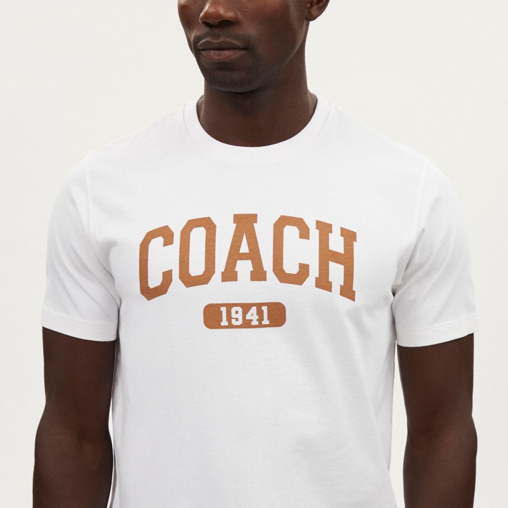 【国内即発】Cool!COACH★メンズ ヴァーシティクラシックTシャツ COACH OUTLET｜【公式】ヴァーシティ クラシック Tシャツ