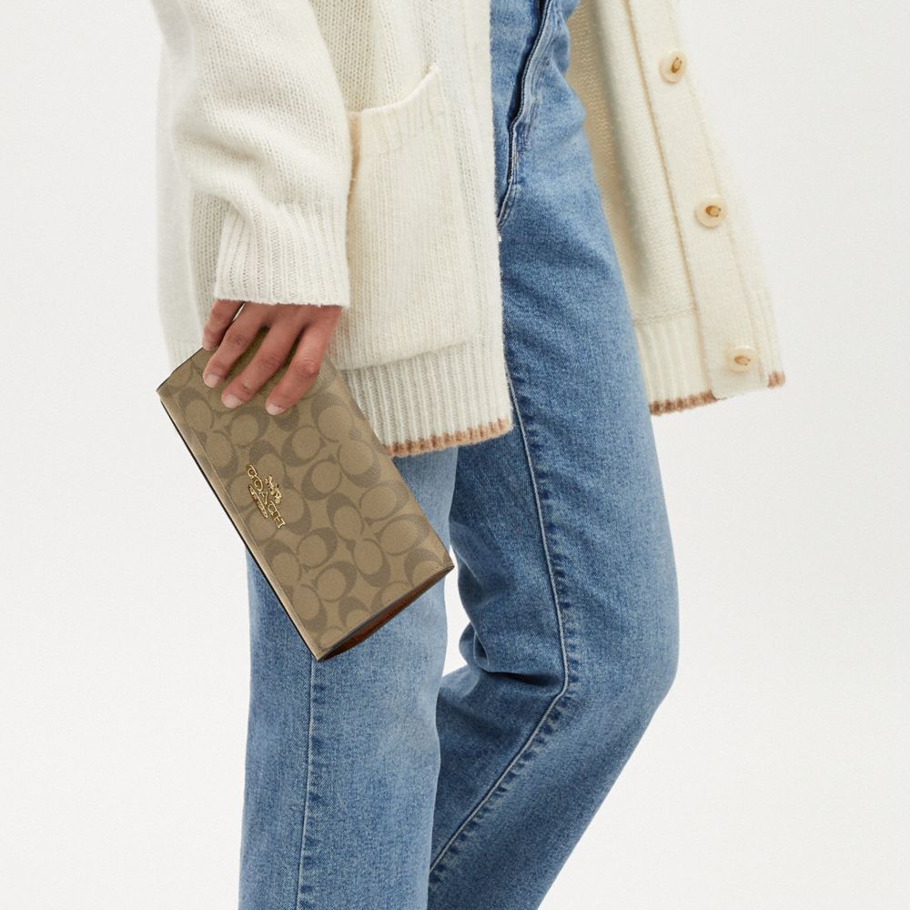 【新品】coach コーチ　がま口　ポーチ　ゴールド がま口 Coach(コーチ) - 海外通販のBUYMA
