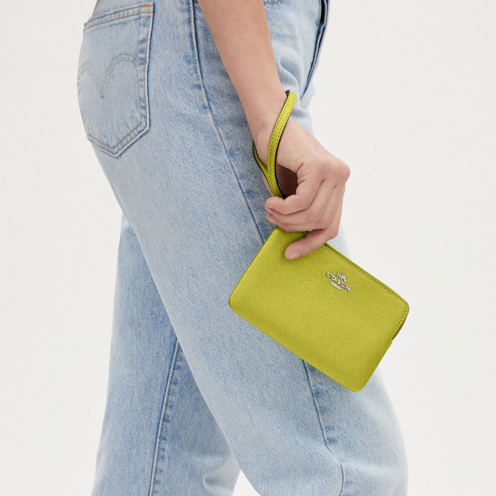 COACH®,POCHETTE À DRAGONNE AVEC FERMETURE ÉCLAIR D'ANGLE,Argent/Citrine métallique,Detail View