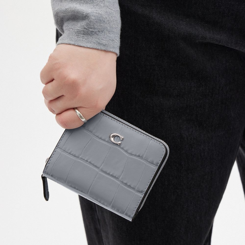 COACH®,PORTEFEUILLE À DEUX VOLETS ESSENTIEL,cuir façon croco,Argent/Gris bleu,Detail View