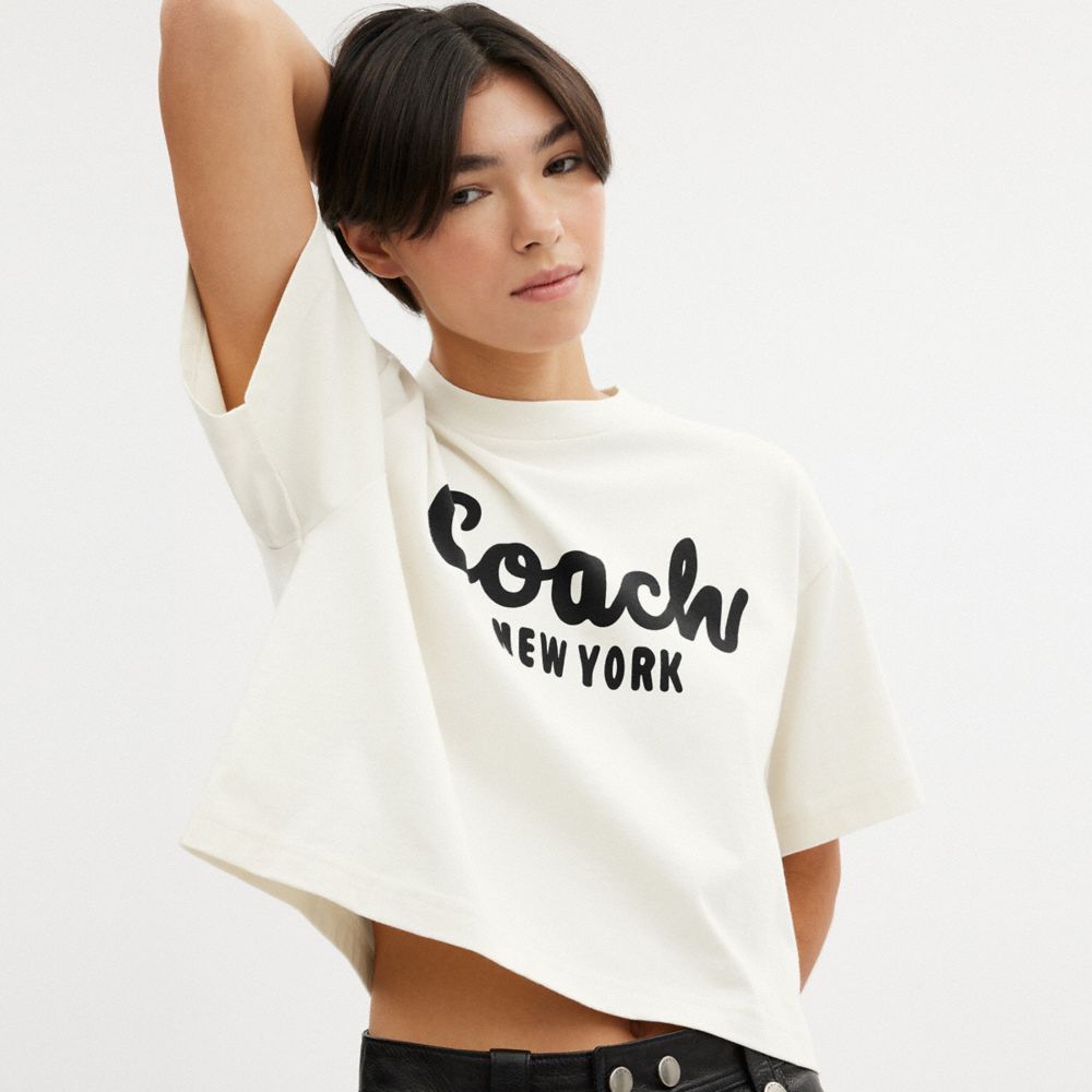 公式】COACH – コーチ | カーシヴ シグネチャー クロップド Tシャツ 