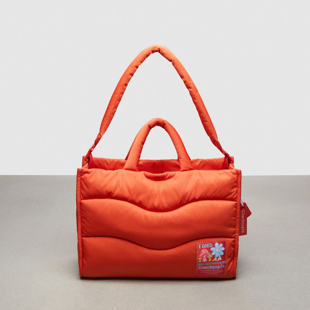 COACH®,Cabas matelassé ondulé à boucle Coachtopia,Polyester recyclé,Coachtopia Loop,Soleil orange,Front View