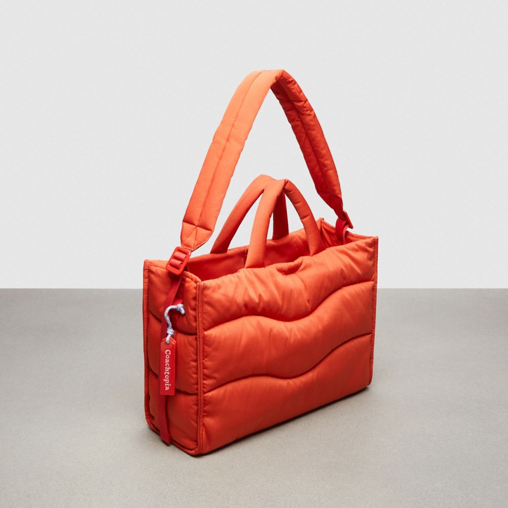 COACH®,Cabas Coachtopia Loop à matelassage ondulé,Polyester recyclé,Coachtopia Loop,Soleil orange,Angle View