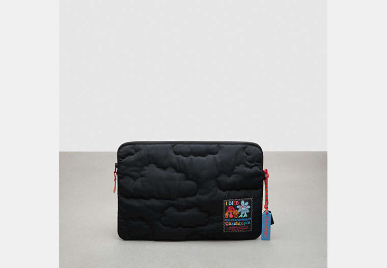 COACH®,Pochette pour ordinateur portatif matelassé nuage à boucle Coachtopia,Noir,Front View