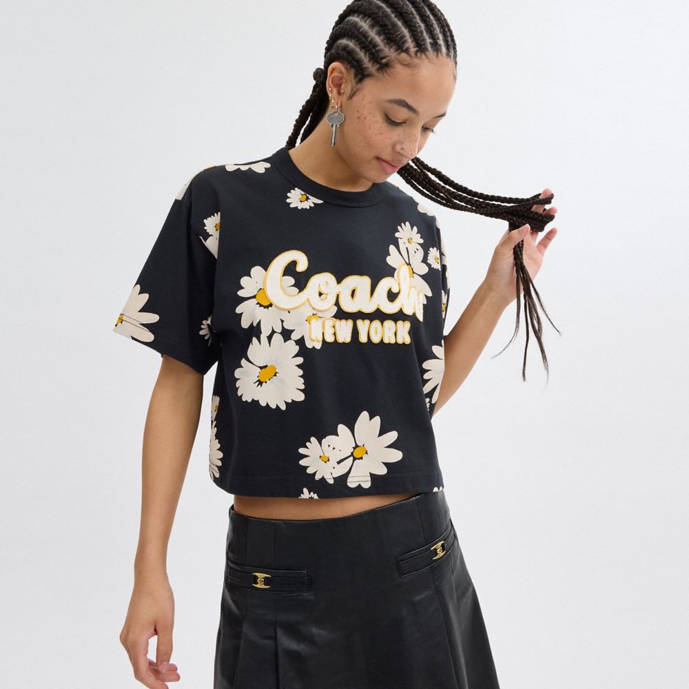 COACH®,T-SHIRT COURT EXCLUSIF AVEC INSCRIPTION ET FLEURS EN COTON BIOLOGIQUE,Noir,Scale View